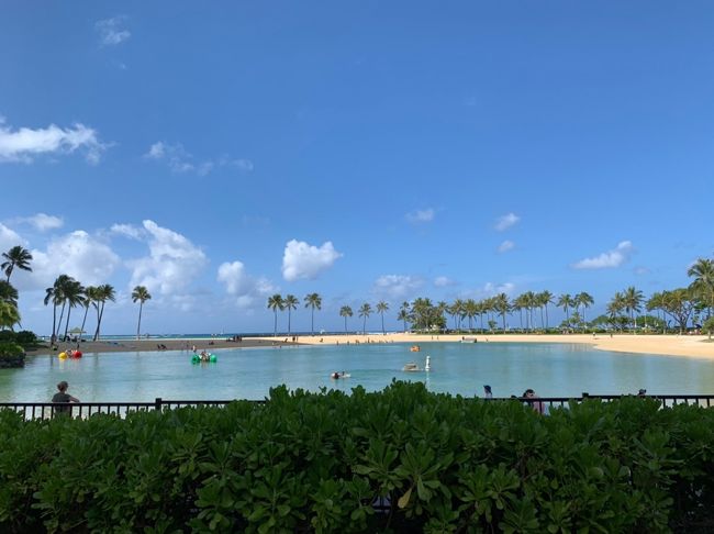 ラグーンプールも早朝は人が少ないです<br />パラダイスプールで遊んだ後、着替えてチェックアウトをして<br />予約していたチャーリーズタクシーで空港に向かいました