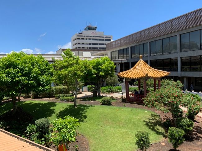 あまり時間はなかったのですが、空港内にお散歩できそうなところが<br />あったので、フライト前に子供を疲れさせるのにはいいかもしれません。<br /><br />帰りの半分は寝てくれましたが、残りはあやすのに大変でした。<br />周りの方に申し訳なかったです。<br />CAさんも気遣ってくださりありがたかったです。 <br /><br />あっという間の旅行でしたが、ハワイ初心者なりに楽しめたと思います。<br />また子供が大きくなったら、色々なアクティビティを楽しんで行きたいと<br />思います。<br />家族全員無事帰ってこれて、いい旅行になりました。