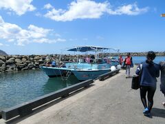 　向かった場所はオアフ島の西、ワイアナエと云う場所で、人工の港がある。ここに小さな船が停泊中で、ツアー客はこの船に乗船する。