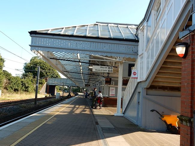 ベリック・アポン・ツィード駅<br /><br />今日は、エディンバラへ向かいます。<br />ブリットレールフレキシーパスは３日分使ってしまったので、イギリスは当日に購入すると高いこともあり、エディンバラ行の切符はベーリックに到着した日に買っておきました。最もエディンバラまで４０分程度なので、たいして違わなかったのかもしれませんが。<br />やって来た列車はこれまでのどの列車よりも空いていて、ガラガラでした。