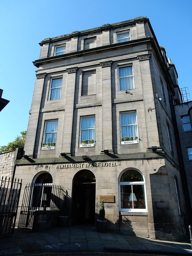 今夜の宿に着きました。Parliament house hotel<br /><br />荷物を預けて、エディンバラ見物に出かけました。<br />