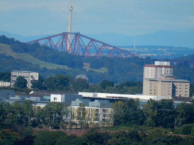 遠くに、フォースブリッジが見えます。<br />と言っても肉眼ではほとんど分かりませんでした。