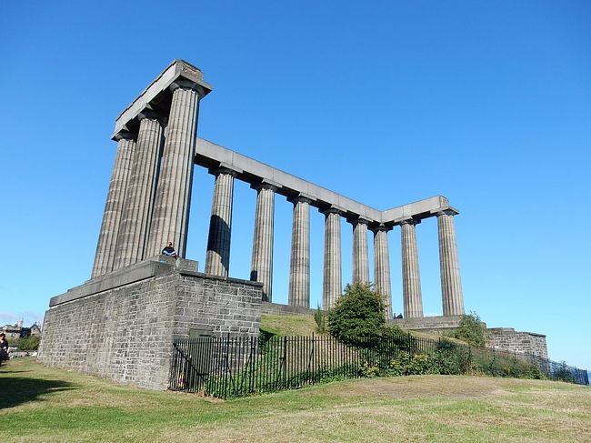 ホテルからは、カールトンヒルが近かったので、最初に行ってみました。<br /><br />今日は真っ青な青空が広がり、イギリスに来て一番の快晴です。
