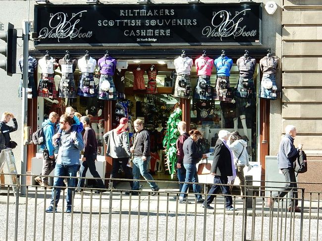 カールトンヒルを見た後、ロイヤルマイルを下ってホリールード宮殿に向かいました。