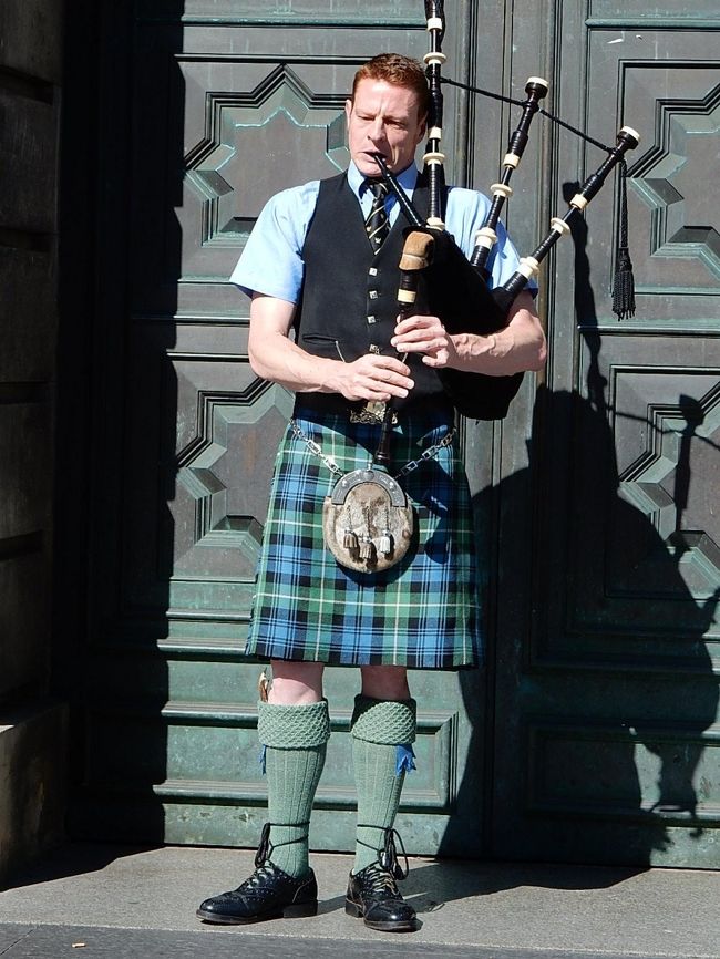 バグパイプのストリートミュージシャン<br /><br />この道には、たくさんのストリートパフォーマーがいました。