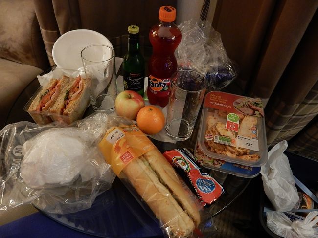 一通り見たいものは見られたので、少し早めにホテルにチェックインしました。<br />疲れていたこともあり、夕食は、またスーパーで買ったもので済ませてしまいました。