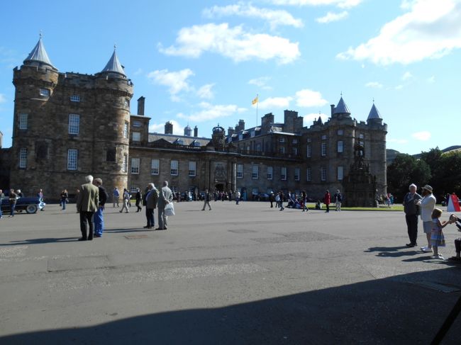 ホリールード宮殿に着きました。<br />外観を見ただけです。