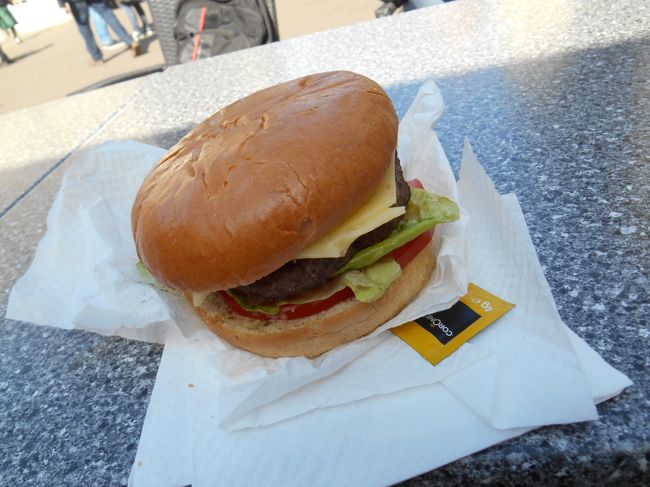 せっかく宮殿まで来たのにすぐ立ち去るのも惜しい気がして、美味しそうだったのでハンバーガーを買って昼食にしました。<br />ハンバーガー１個だけで、￡７（当時のレートで１４００円弱）もしたのにはびっくりです。<br /><br />娘がベリック・アポン・ツィードの店で買ったものは、もう少し小さくはありましたが、￡２．８（５５０円）でした。味もそちらの方が美味しかったそうです。<br />それでも安くはないので、イギリスはほんとに物価が高いなと思いました。<br />