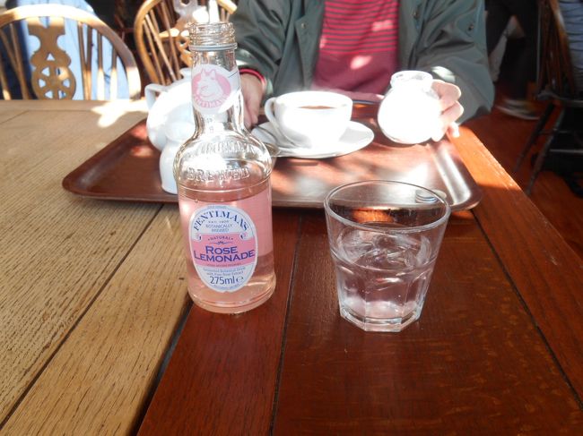 Elephant Houseにやって来ました。<br />J・K・ローリングが、ハリー・ポッターの原稿を書いたとか言われている店です。<br /><br />そのためお客さんは多かったですが、店の雰囲気も普通で、店員の対応も感じ悪くて、一度いけば充分でした。