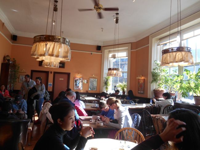 この店では、私は紅茶を注文しました。<br />待っている間まわりを見ていた時、たまたま中国人でしょうか？、飲み物に砂糖を入れた後、そのスプーンをペロッとなめてシュガーポットに戻すのを見てしまいました。<br />それを見た後では、このテーブルのシュガーポットは多分大丈夫かと思いましたが、他の中国人？も同じようにしていたらと思うと、何だか気持ち悪くて使う気もせず、砂糖なしで紅茶を飲むことになりました。