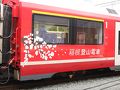 このレーティッシュ鉄道は箱根登山電車と姉妹提携をしています。
だから、箱根にはスイスの鉄道のポスターがたくさん張ってありましたし、ここではこのように箱根登山電車の文字が書いてある車両があるんですね。