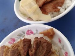 まさかのランチのはしご！
焼き肉飯です。生姜が、日本の寿司にあるガリのような甘酸っぱい味付けで懐かしい感じがします。