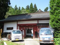 その時は「駒鳥山荘」に泊まって、翌早朝にここまで来ました。
当日は大雨で、山道を歩くだけで泥跳ねも凄く、滝の写真を撮る余裕もありませんでした。
ちなみに、こちらの御師様も馬場さん。
昨夜泊まった「東馬場」とは親戚で「西馬場」とも言うのだそうです。