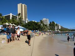 　プールも飽きたので、タオルを交換してもらい、そのまま歩いて3分のワイキキビーチに移動しました。今日は日曜日だからか、浜辺は人で埋まっていが、何とか日影を探してビニールシートを敷いて場所を確保しました。
　ほんまに、映画や画像でみるワイキキビーチだ！