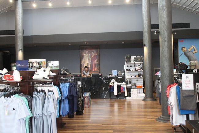 【Black Mountain Golf Club HuaHin】<br />ショップの奥がグリーン費支払いカウンター<br />名門なら、売店と受付カウンターを別にして欲しい。