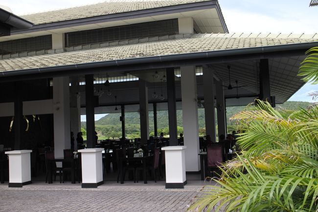 レストラン....コースが眺められて良い環境