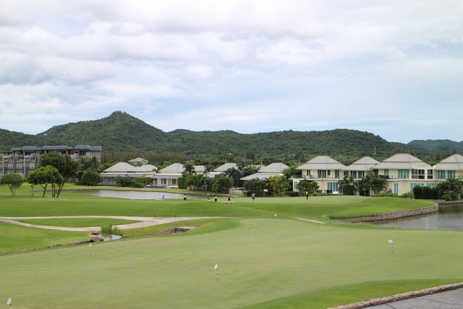 【Black Mountain Golf Club HuaHin】<br /><br />コースに沿ってリゾート高級コンド群<br />手前はパター練習グリーン。