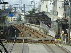 東あずま駅。
この駅も、ホームの手前に構内踏切がある。
いかにも下町の駅、という感じですね。