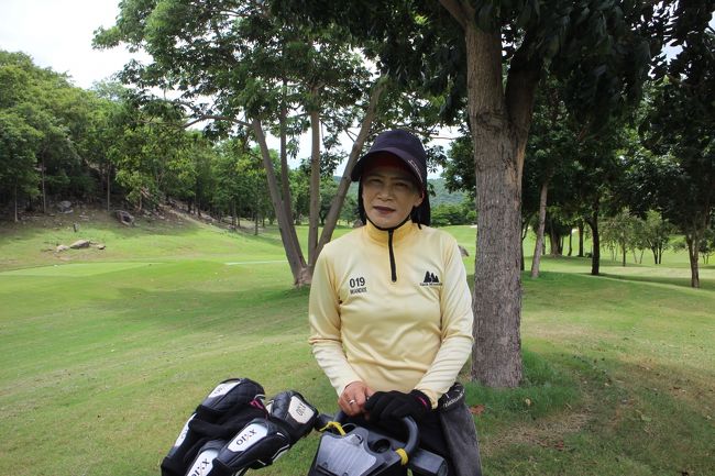 【Black Mountain Golf Club HuaHin】<br />個人で楽しみゴルフ2回目<br /><br />どうゆう訳か不愛想キャディ....そんな訳で、会話はグリーン上の、読みのみ。<br />グリーン読みは良かった....余分話しなかったせいか、スコアー良かった。<br />