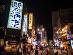 はい。直接来ました。
その名も「うんめ魚が食いてぇ 駅前漁港 」。

高評価の人気店。
カウンター2席のみ空いてた。