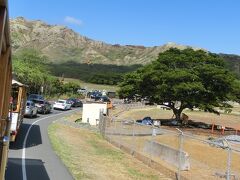 　そしてトロリーはダイヤモンドヘッド火口に到着です。向こうに観えるのがダイヤモンドヘッドです。