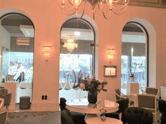 「ヴェランダ」

ドアの奥がレストラン。
前には休憩のスペースもある。