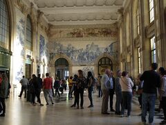 続いてサンベント駅のアズレージョです。
これだけの規模のアズレージョ、写真では上手くその素晴らしさが伝わりませんが何度も目に焼き付けたくなる魅力があります。