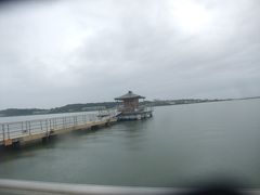 　柴山潟に浮かぶ浮御堂が見えてきました。浮御堂は地元では「うきうき弁天」と呼ばれて親しまれています。
