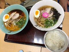 14日（3日目）の午前中は支笏湖でカヌーツアーに参加した後、11時半ごろに他のグループとショップ前で解散。

お昼ご飯を近くの支笏湖温泉商店街で食べようか迷ったけれど、まだお腹も減っていなかったので、富良野までの経由地千歳にある、道の駅サーモンパーク千歳のレストランで食べることに。ここは2年前に北海道に訪れた際、とても良くて感動したので、千歳空港を使ったら絶対にまた行こうと思っていたのだ。

12時過ぎに支笏湖の駐車場を出て、30分ほどでサーモンパーク千歳に到着。駐車場に到着すると、なんと満車！2年前はガラ空きだっただけに、びっくり。調べたところ2015年8月にリニューアルオープンをしたそうで、前回はたまたまラッキーだったのかな…。まぁ今回はお盆休みだし、ランチタイムだし、色々な要素が重なったのかなと。

臨時駐車場の案内を紙をもらったけれど、何とかここの駐車場に車を止め、いざ店内に入るとフードコートの席を確保するのも困難なほどの激混み状態。ちょうど席を立つ親切な方に声をかけてもらい、席を確保し、夫にランチを買ってきてもらう。

メニューは何となく選んだラーメン。「蝦夷麺 四の五の言わず 」という北海道のラーメン屋さんで夫は海老、私は鶏、それぞれを大盛りにし、ご飯をつけて、息子はとりわけ。海老は超濃厚で、鶏はゴボウ出汁に柚子が香り、私は結構好きな味。味が濃いのでご飯があって良かった。