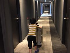 翌日は午前の便なので、この日は千歳泊。夫の福利厚生で無料で泊まれた「ベストウェスタンプラスホテルフィーノ千歳」へ。モダンなビジネスホテルで、とても快適。ただ、あまりにも千歳の中心地なので、レンタカーはこの日に返しても良かったかなと思う。