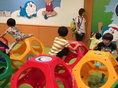 9時前にホテルを出て、まっすぐレンタカー村へ。レンタカー屋さんにガソリンスタンドが併設されていて、単価が高いかとヒヤヒヤしたけれど、市内の値段と合わせていて良心的。実にスムースにチェックアウト手続きをしてもらい、それからリムジンバスで空港へ。

11時半のフライトの予定だったので、10時過ぎに空港着。しかし、チェックイン作業をしていたらメールでフライトが1時間ほど遅れると。ちょうどもう少し千歳空港を探索したかったので、ありがたいくらい。11時ごろにまた連絡が来て、13時10分発になると。

これ幸いと再びドラえもんパークへ。今度は夫と入ってもらい、私はパソコンなどでしばし一人の時間を謳歌する。
時間に余裕があったので、スカイパークの後は、近くの無料キッズエリアで遊んだり。

結局12時ごろまで遊び、お弁当も買って、余裕で遊べた上に搭乗する際、遅延のお詫びとして金一封までもらえて、ありがたい限り。

3時前に羽田に到着する。息子もトランクを押してくれたり、手伝ってくれるようになって成長を感じる。

また来年も行けるといいな！