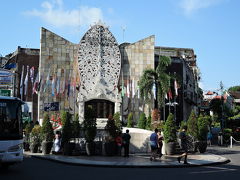 レギャン通りテロ追悼モニュメント
2002年10月12日、爆弾テロのあった場所です。
