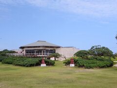 次に案内されたのは久米島と海中道路でつながっている奥武(おう)島。ここには、海洋深層水を使用した温浴施設「バーデハウス久米島」があります。そのすぐ裏手に