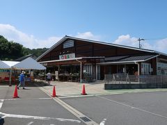 下の道路で見つけたのは、「ＪＡあつぎ　ファーマーズマーケット　夢未市」。

新鮮な野菜や果物、地元のパン屋さんの商品や惣菜などもありました。