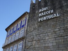 ギマランイス駅から旧市街へは徒歩20分程度、旧市街に到着すると「ここにポルトガル誕生す(Aqui Nasceu Portugal)」と書かれた壁が迎えてくれます。
