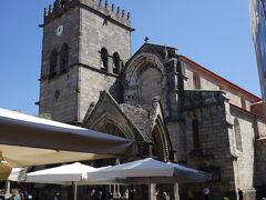 ノッサ・セニョーラ・ダ・オリベイラ教会、ロマネスク様式とゴシック様式が交じった重厚な教会です。
