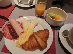 最後の朝食でもクロワッサン。クロワッサンおいしい！ここの朝食でクロワッサンにハマり、日本に帰ってきてからも有名なパン屋さんのクロワッサンを食べ比べましたが、やっぱりここのが美味しかったです。旅行中のテンションのせいだったかもですが。