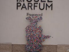 パリ市内に戻り、フラゴナール香水博物館に到着。ここで希望者は解散できますが、博物館見学者にはフラゴナール石鹸とオードトワレの詰め合わせのプレゼントがあります。