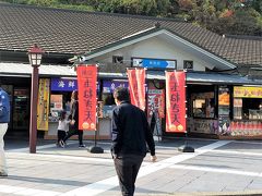 我が家から白浜まで、車で約2時間。
阪和自動車道に乗って、和歌山へ向かいます。

途中、人気の「みかんパン」を買うために、
岸和田サービスエリアで下車。
デニッシュ生地にみかんジュースとみかんジャムを
練り込んで焼いたパン。

みかんの香りと、やわらかデニッシュでウマウマ～♪（写真なし(^▽^;)）
一本570円（税込み）