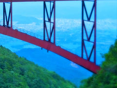 　不動沢橋の向こうには、福島市街の風景が！ちょうどバイカーが通り過ぎました。ナイスタイミング！