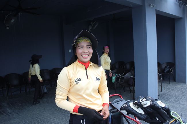 【Black Mountain Golf Club HuaHin】<br />個人で楽しみゴルフ3回目。<br /><br />あいそうの良いキャディさん、子供一人の33歳。<br />マジェステッククリークゴルフクラブのキャディから、当クラブに転身。<br />夫は一流ホテルのタイ人コックさん。<br /><br />グリーン読みは、前回キャディさんが、ずば抜けていた。<br />果たして、どっちのキャディさんを選ぶかだ。<br />もっとも、キャディ選びは出来ないが....。<br /><br />