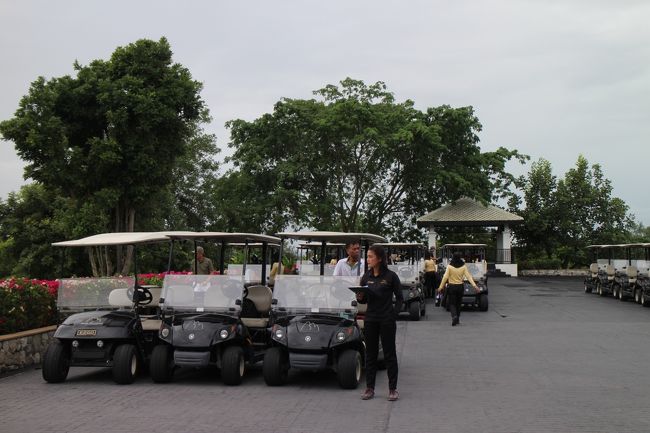   【Black Mountain Golf Club Hua-Hin】<br />マスター室は移動式<br />係員はカートで待機/予約一覧表見ながらプレーヤーをご案内
