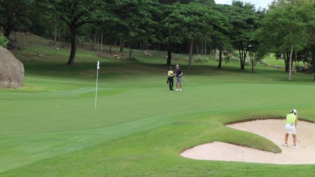 大きな女性軍グループイベントの日で、<br />自分はプレーは組み合わせとなった。<br />韓国若いご夫妻とのラウンド。<br /><br />ご主人は飛ばし屋...ティ65/42,44<br />奥さんはまだ初心者だが、真面目にゴルフ....キャディさんにキャンディをあげてたり、自分にも日本製の飴玉をくれる、気の使いようだっだ。<br />トラブル無しで、無事にプレーできた。<br />