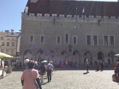 旧市庁舎 (タリン)
Tallinn Old Town Hall
は黄色の壁に赤色の屋根です。
小さいです。