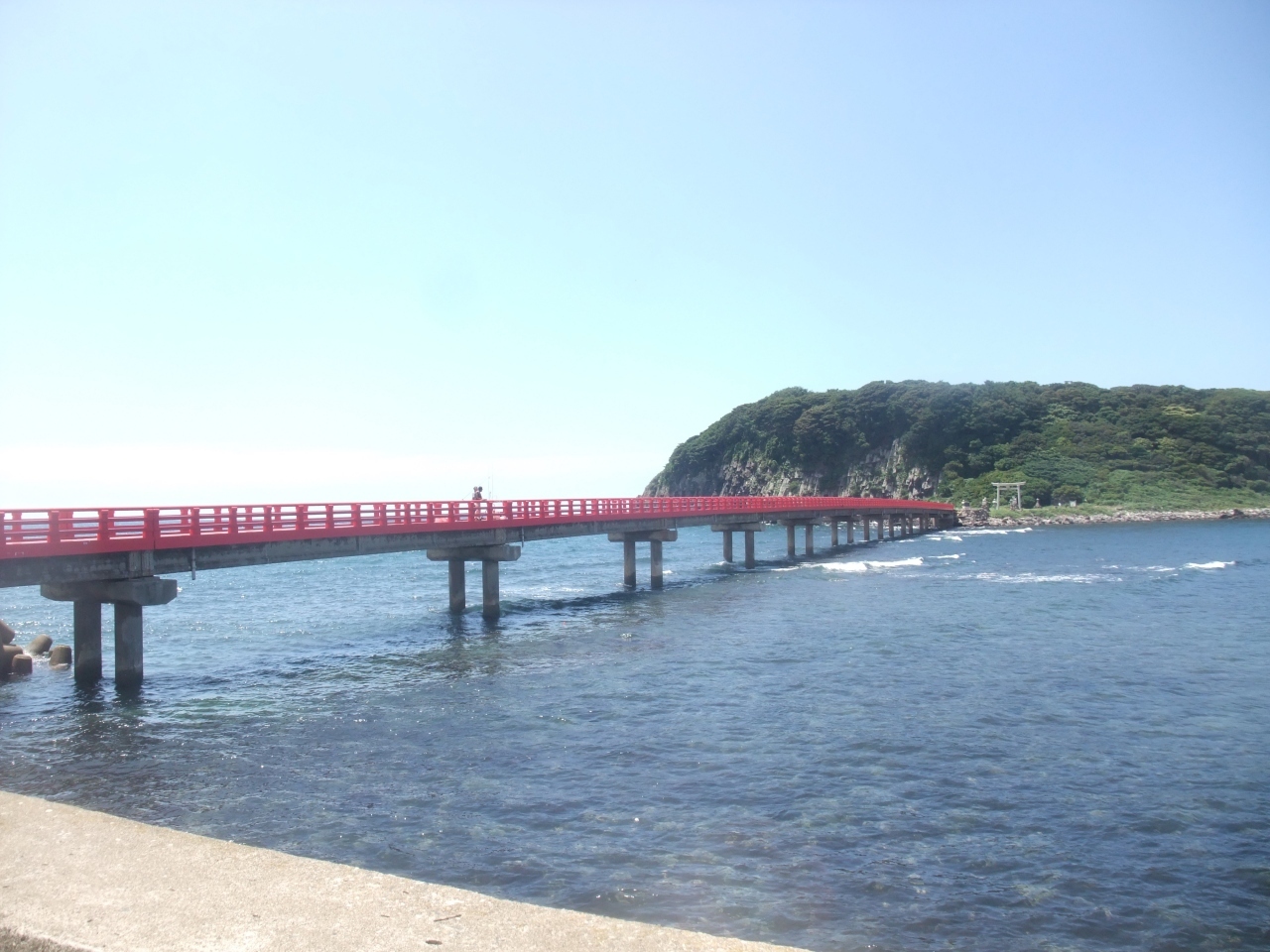 　越前松島に遊んだ後、雄島にやって来ました。
　雄島は東尋坊から見た時日本海に突き出て見え、そこに架かる赤い橋がとても美しく、本当に絵になる風景で、私が何時か橋を渡ってその先に行ってみたいと思っていた場所です。