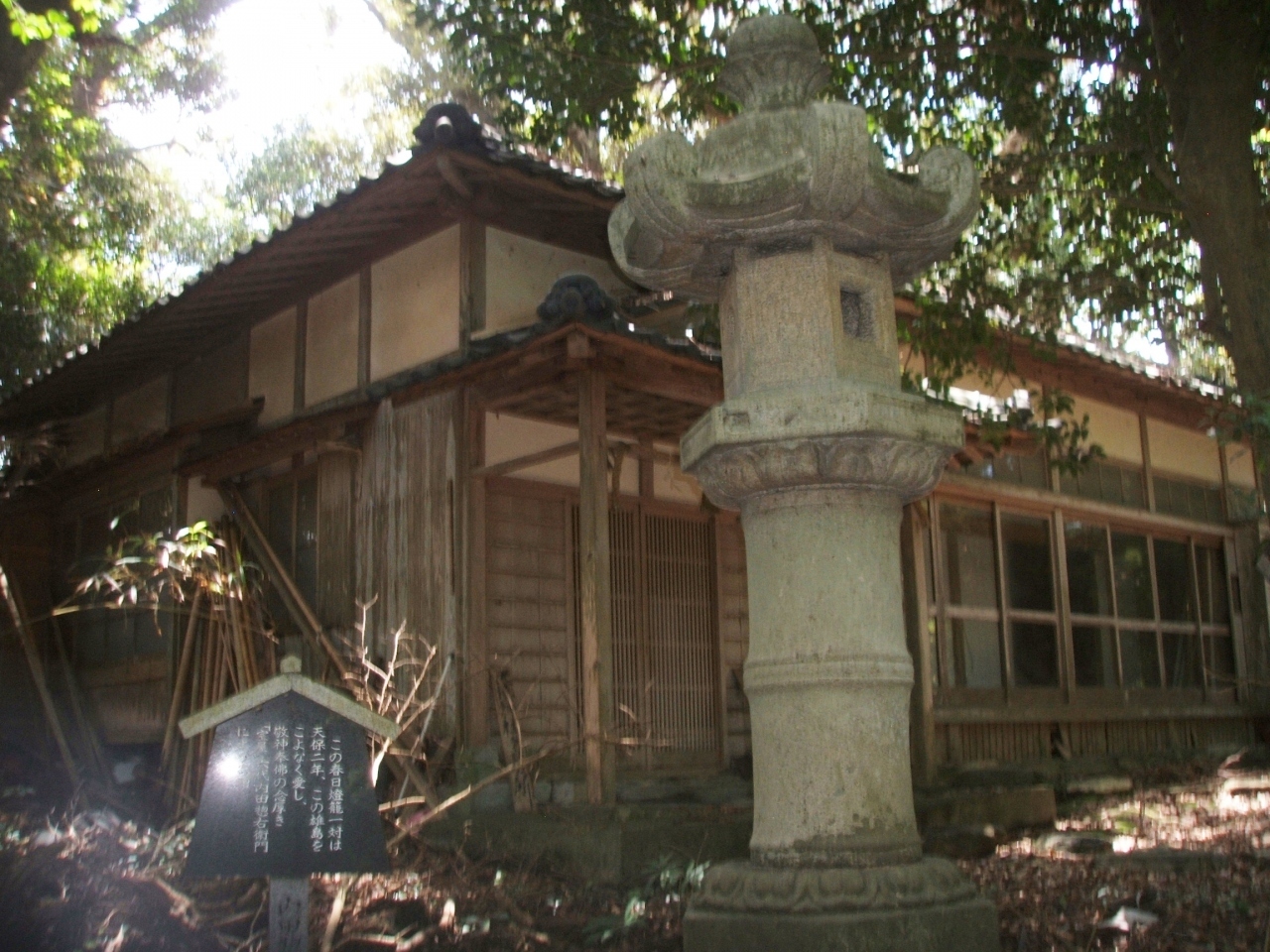 　急な石段を登って、その先を左に進み、大湊神社にやって来ました。
　この春日灯篭は天保２年に奉納されており、雄島の歴史の古さや重さの一端を見る思いです。