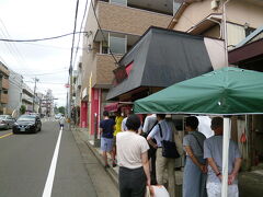 【タンタン 八王子ラーメン 八王子 2019/08/22】

妻とタンタンへ行きましたが、ここは相変わらずの行列が出来ていました。待つ人の為に、日よけのテントが設置されていました。これは有難い。今日は、奮発して私は八王子叉焼ラーメン大、妻は、八王子叉焼ラーメン並を注文しましたが、叉焼が10枚位入っており、スープは濁るし、叉焼が多すぎて食べ難く、美味しいとは思えませんでした。妻も同じ感想で、矢張り、普通の拉麺が良いですね。閉店は14：30。
アクセス：東京都八王子市子安町1-30-6、JR八王子駅より徒歩5分。