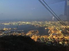 函館山の展望台にはロープウェイで行きます。
夜景はとてもキレイですが、やはり混んでいます。少し早めに行った方が良いと思います。