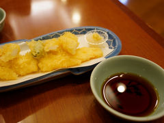 そして、50分で長野駅に到着。
予定は無いので、とりあえずお昼を食べることにする。
信州と言うことで、駅前にあった蕎麦屋へ。
この店は、以前一度入ったことがあり、イカ天が美味しかったのを思い出したのだ。
しかし、出て来たのは、油っこい、前とは似て非なるものだった。