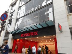 【MONOPRIXコーマルタン通り店】

3日目のディナーはディナータイムにナイトツアー（パリ旅行５）がある

だからレストランは止めて

モノプリで買った軽食をツアー後にホテルで食べることにした

ちなみにこのスーパーは毎日利用しました
